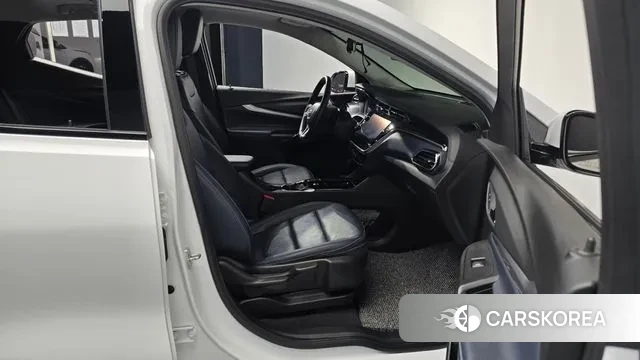 Chevrolet (GM Daewoo) Bolt EUV 2023 Белый из Кореи, фото 2