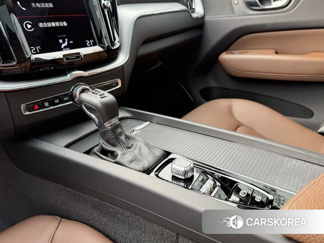 Volvo XC60 2021 Темно-серый из Китая, фото 2