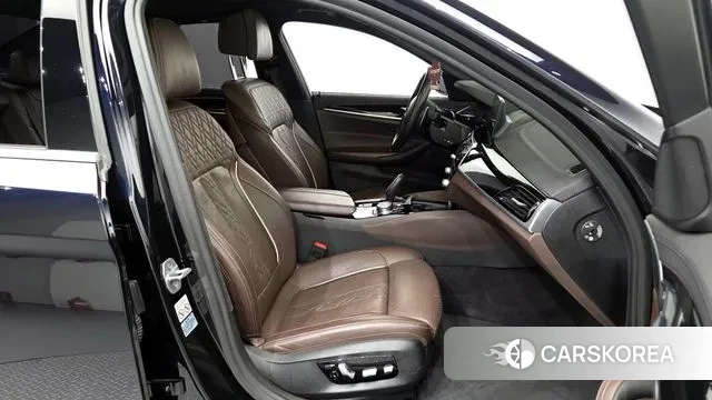 BMW 5 Series (G30) 2019 Черный из Кореи, фото 2