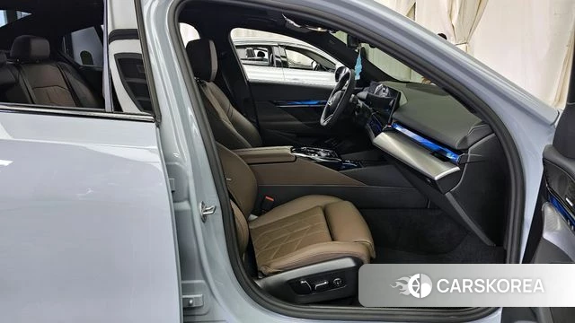 BMW 5 Series (G60) 2025 Серебристо-серый из Кореи, фото 2