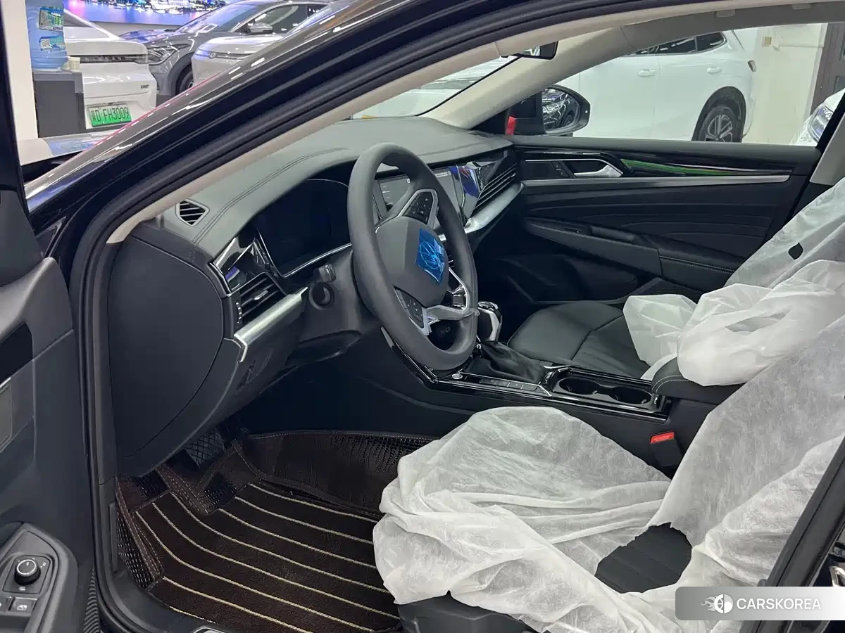 Volkswagen Passat plug-in hybrid 2026 Черный из Китая, фото 2
