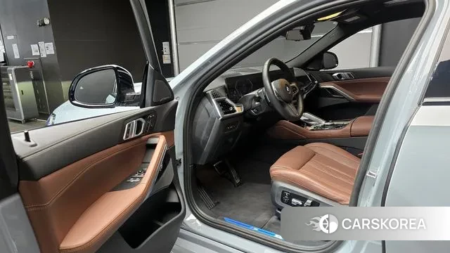 BMW X6 (G06) 2024 Светло-серебряный цвет из Кореи, фото 2