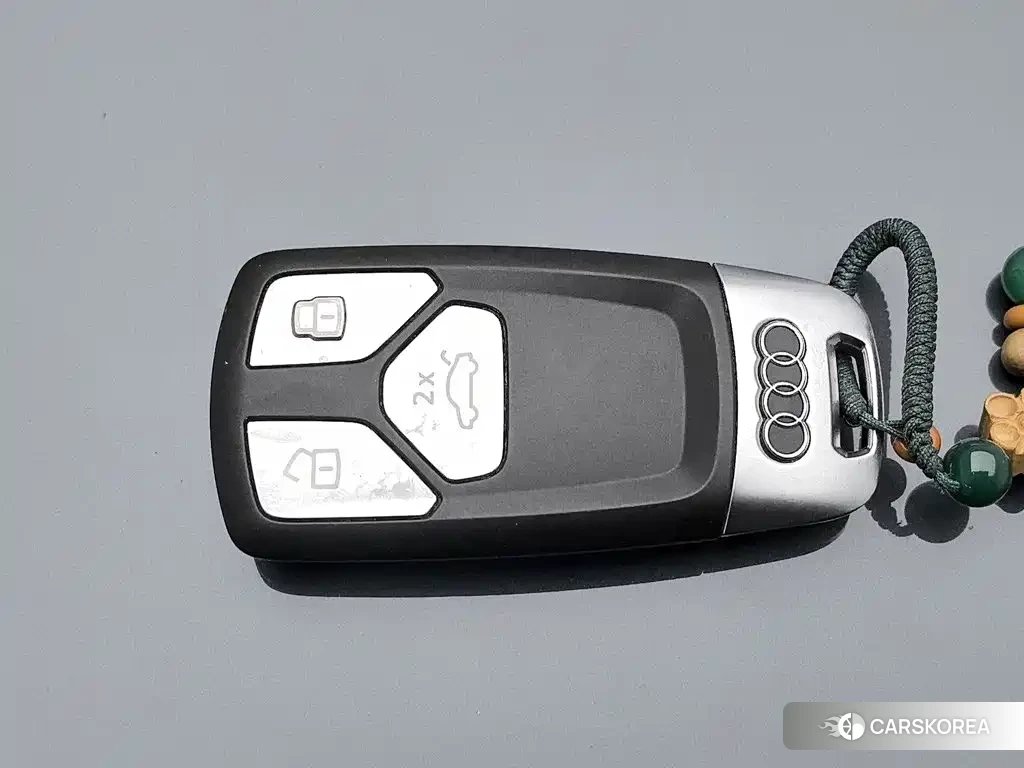 Audi A4L 2022 Silver/gray из Китая, фото 2
