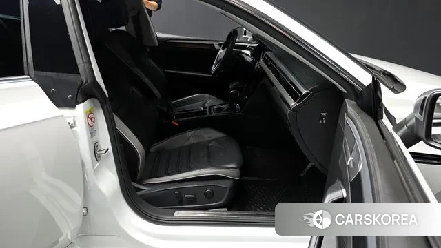 Volkswagen Arteon 2023 Белый из Кореи, фото 2