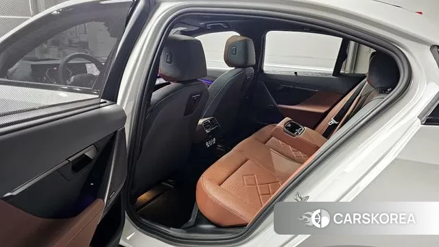 BMW 5 Series (G60) 2025 Белый из Кореи, фото 2