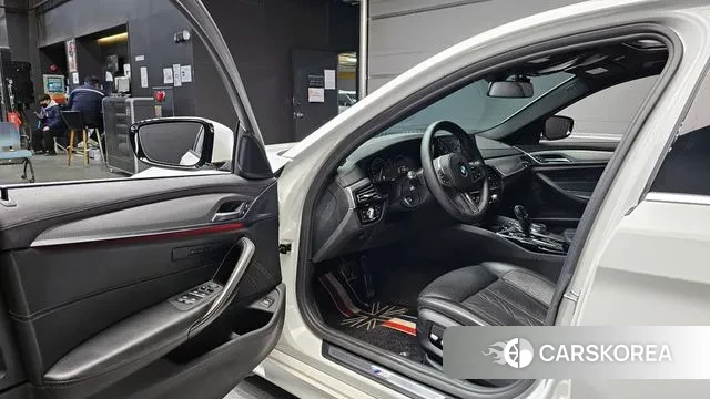 BMW 5 Series (G30) 2019 Белый из Кореи, фото 2