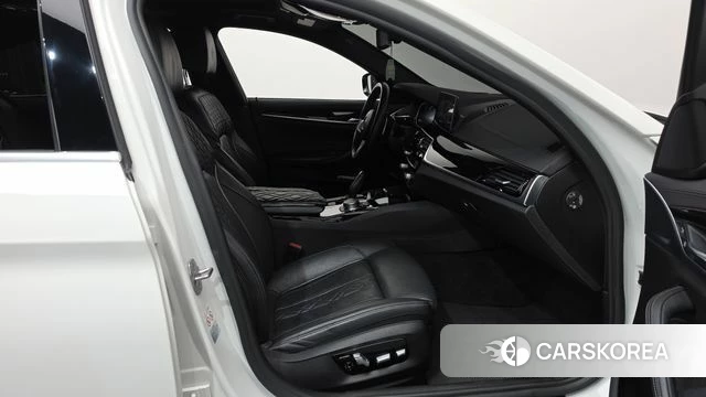 BMW 5 Series (G30) 2018 Белый из Кореи, фото 2