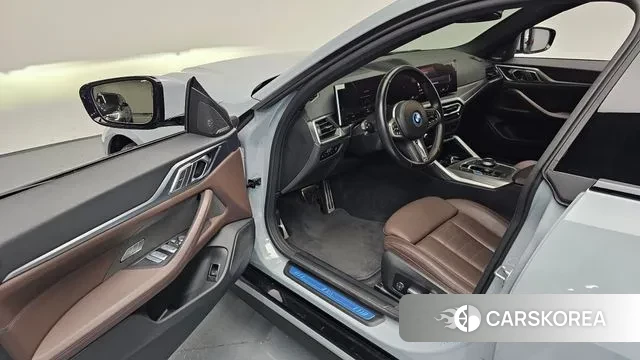 BMW i4 2023 Светло-серебряный цвет из Кореи, фото 2