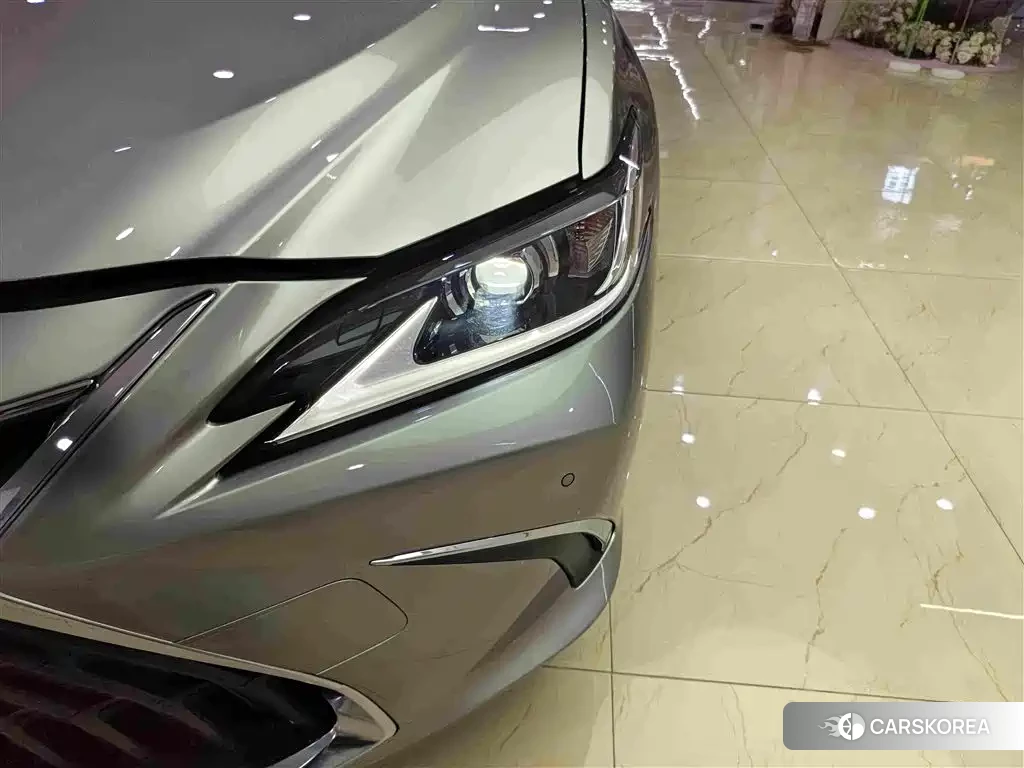 Lexus ES 2024 Silver/gray из Китая, фото 2