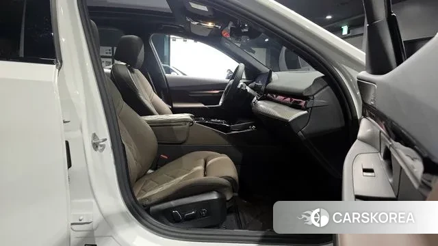 BMW 5 Series (G60) 2025 Белый из Кореи, фото 2