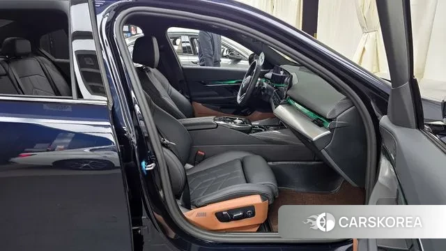 BMW 5 Series (G60) 2025 Черный из Кореи, фото 2