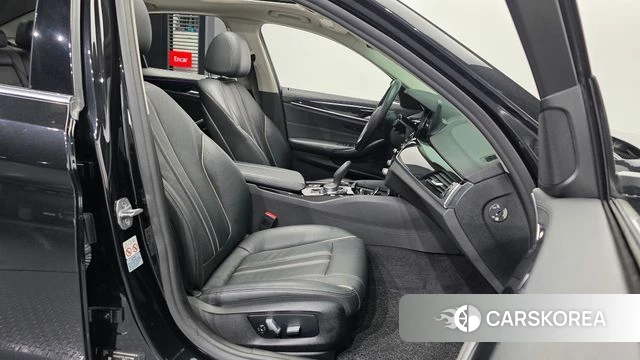 BMW 5 Series (G30) 2018 Черный из Кореи, фото 2