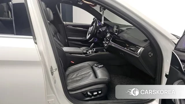 BMW 5 Series (G30) 2019 Белый из Кореи, фото 2