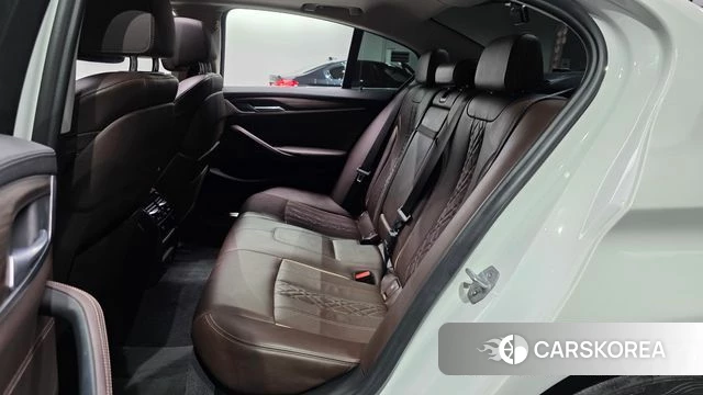 BMW 5 Series (G30) 2018 Белый из Кореи, фото 2