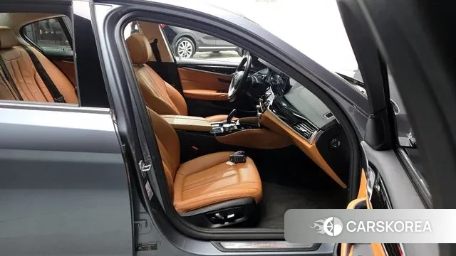 BMW 5 Series (G30) 2018 Серый из Кореи, фото 2