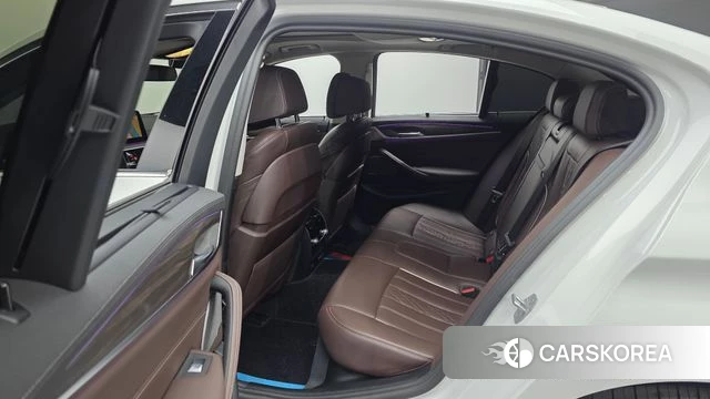 BMW 5 Series (G30) 2023 Белый из Кореи, фото 2
