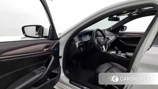 BMW 5 Series (G30) 2018 Белый из Кореи, фото 2