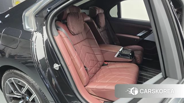 BMW 7 Series (G70) 2025 Черный из Кореи, фото 2