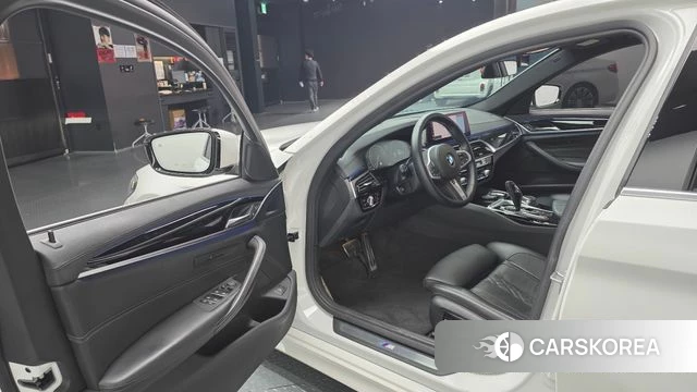 BMW 5 Series (G30) 2019 Белый из Кореи, фото 2