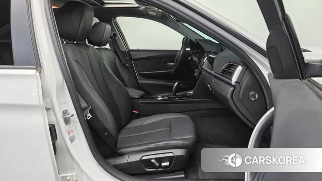 BMW 3 Series (F30) 2018 Белый из Кореи, фото 2