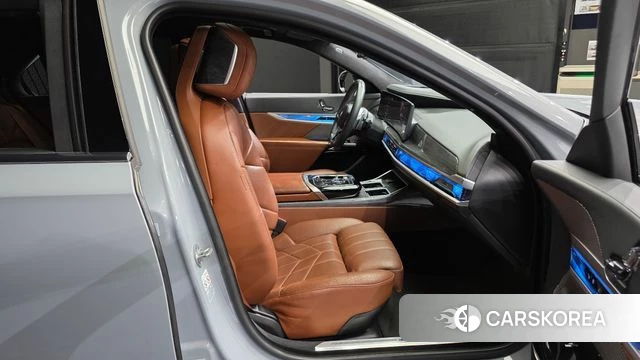 BMW 7 Series (G70) 2023 Светло-серебряный цвет из Кореи, фото 2