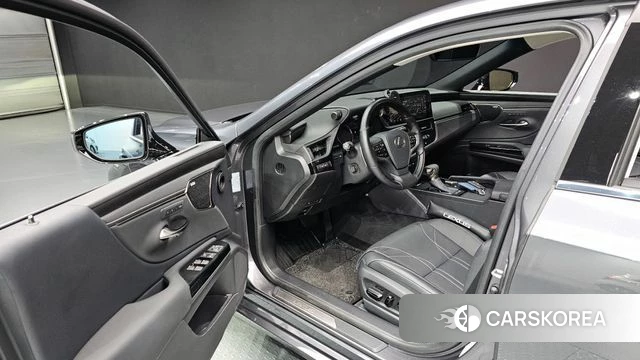 Lexus ES300h 7th generation 2024 Серый из Кореи, фото 2