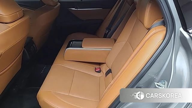 Toyota Camry (XV80) 2025 Серебристо-серый из Кореи, фото 2