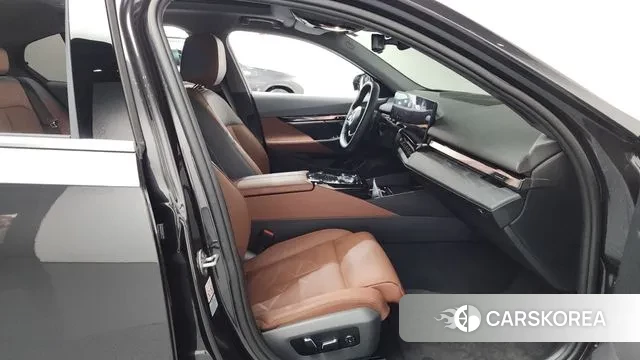 BMW 5 Series (G60) 2024 Серый из Кореи, фото 2