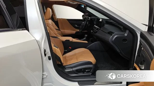 Lexus ES300h 7th generation 2023 Белый из Кореи, фото 2