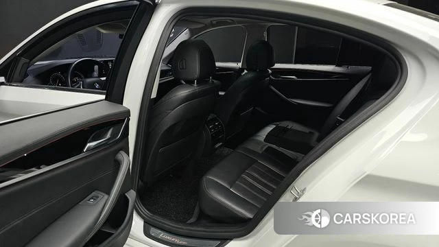 BMW 5 Series (G30) 2018 Белый из Кореи, фото 2