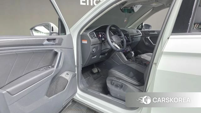 Volkswagen Tiguan second Generation 2022 Белый из Кореи, фото 2