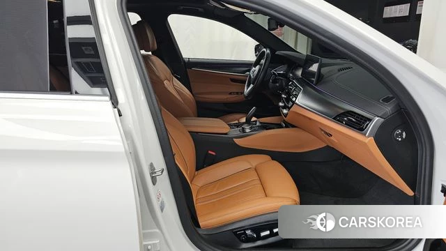 BMW 5 Series (G30) 2022 Белый из Кореи, фото 2