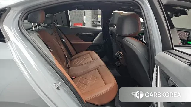 BMW 5 Series (G60) 2023 Светло-серебряный цвет из Кореи, фото 2