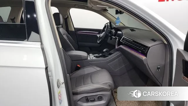 Volkswagen Touareg 3rd generation 2023 Белый из Кореи, фото 2