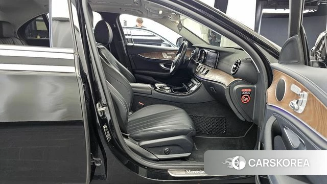 Mercedes-Benz E-Class W213 2019 Черный из Кореи, фото 2