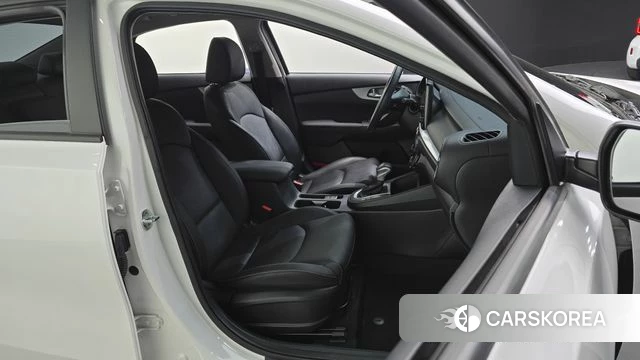 Kia The New K3 2nd generation 2022 Белый из Кореи, фото 2