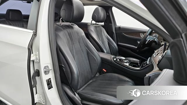 Mercedes-Benz E-Class W213 2018 Белый из Кореи, фото 2