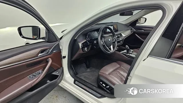 BMW 5 Series (G30) 2018 Белый из Кореи, фото 2