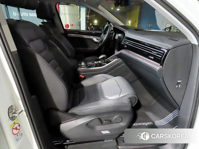 Volkswagen Touareg 3rd generation 2020 Белый из Кореи, фото 2