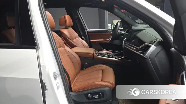 BMW X7 (G07) 2023 Белый из Кореи, фото 2