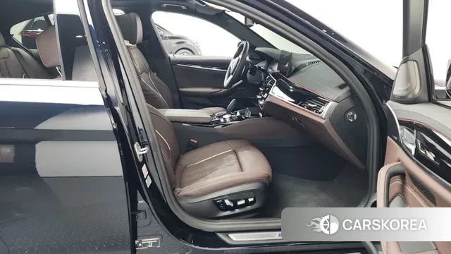 BMW 5 Series (G30) 2023 Черный из Кореи, фото 2