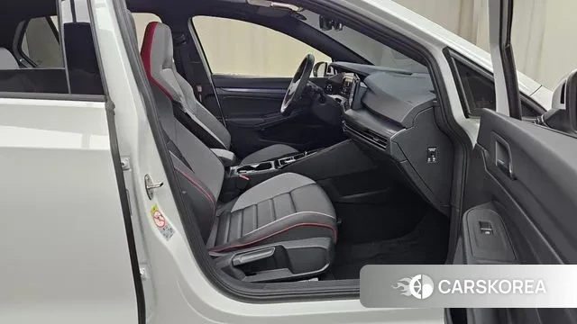 Volkswagen Golf 8th Generation 2024 Белый из Кореи, фото 2