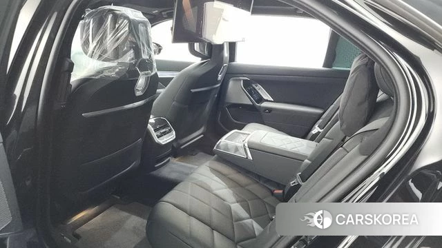 BMW 7 Series (G70) 2023 Черный из Кореи, фото 2
