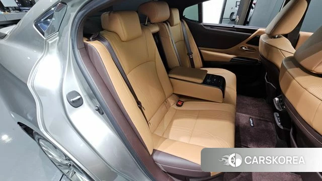 Lexus ES300h 7th generation 2020 Серебряный из Кореи, фото 2