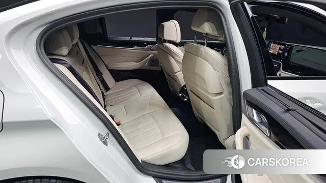 BMW 5 Series (G30) 2023 Белый из Кореи, фото 2