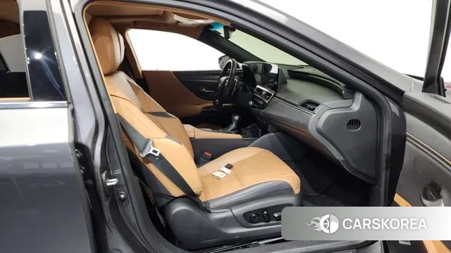 Lexus ES300h 7th generation 2022 Серый из Кореи, фото 2