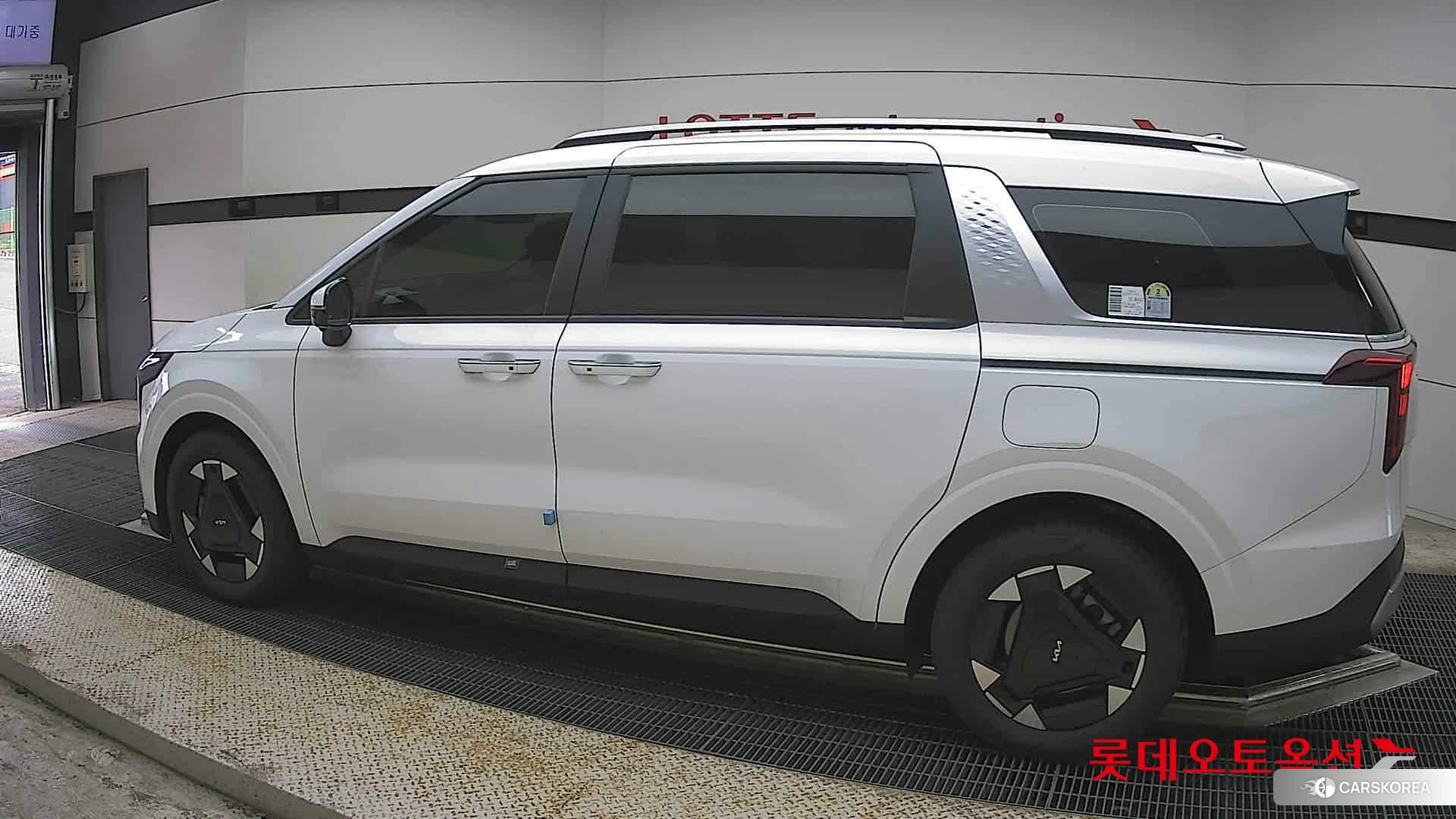 Kia Carnival Hybrid 2025 Snow White Pearl из Кореи, фото 2