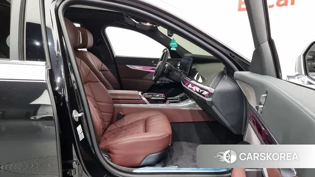 BMW 7 Series (G70) 2024 Черный из Кореи, фото 2