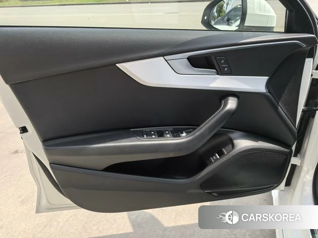 Audi A4L 2021 Белый из Китая, фото 2