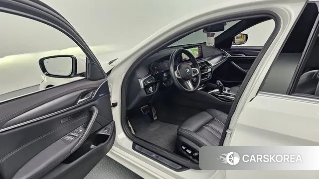 BMW 5 Series (G30) 2022 Белый из Кореи, фото 2